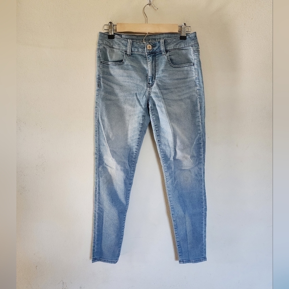 American Eagle Super Stretch Mid-rise Lightwash Jeans size 6 short
